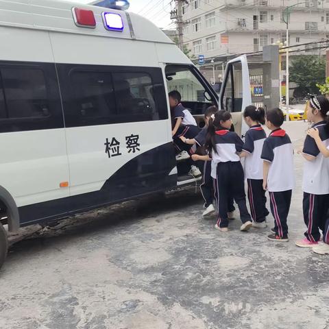 “检爱同行，共护花开”检察院开放日活动，都亭大塘小学学生走进利川市人民检察院。