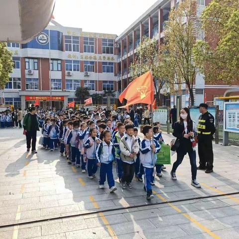 不负春光，快乐春游——漯河市第二实验小学一（九）班小学生春游记