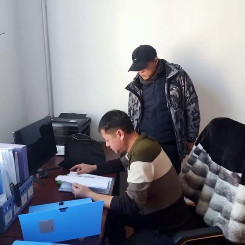 长白森林经营局天保办年度考核组到十三道沟林场考核检查管护工作并发放棉服