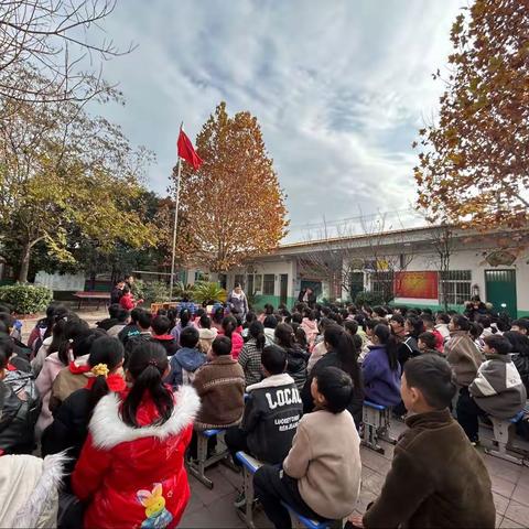 司东小学期中考试表彰大会