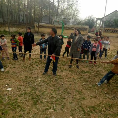 刘楼小学拔河比赛