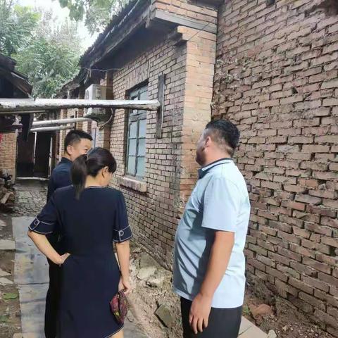 洪庆街道办副主任赵佳妮深入洪庆新村社区排查老旧小区防汛准备工作