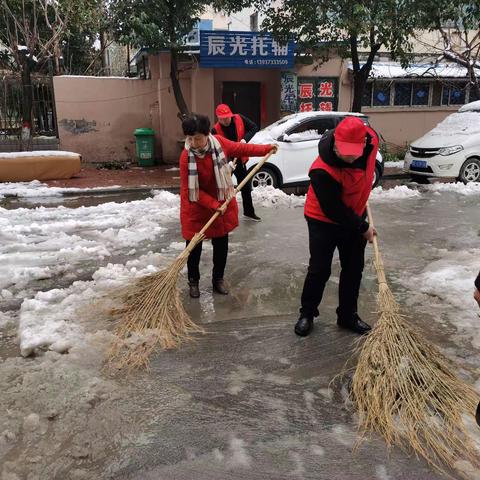 市委老干部局、活动中心组织干部职工帮助社区清扫积雪