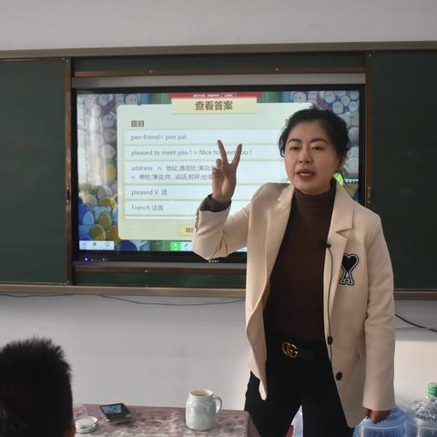 矿工街小学开展“聚焦课堂 减负增效”青年教师教学竞赛活动