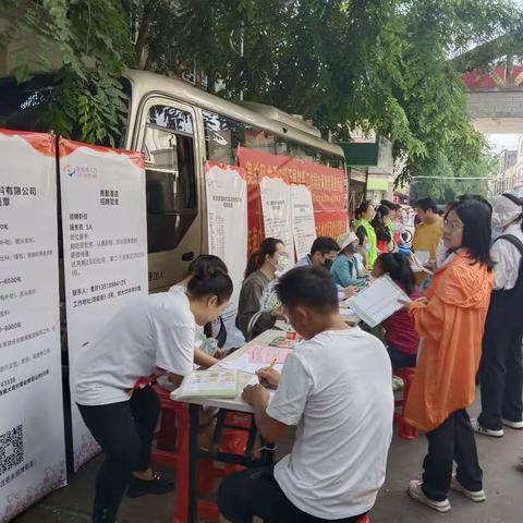 助就业-社工助力“流动招聘巴士”失地农民再就业招聘会就业援助志愿服务活动
