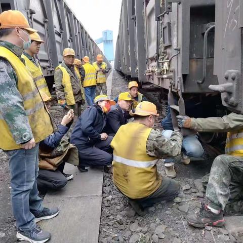 红石峡车站开展敞车装载加固培训