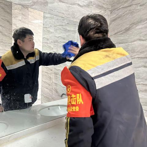 雷锋月，红石峡车站团支部共筑站区整洁，确保铁路安全运输。