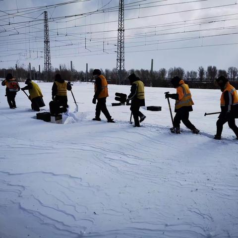 无惧暴风雪  我们保畅通----记通辽南线路车间抗击暴风雪