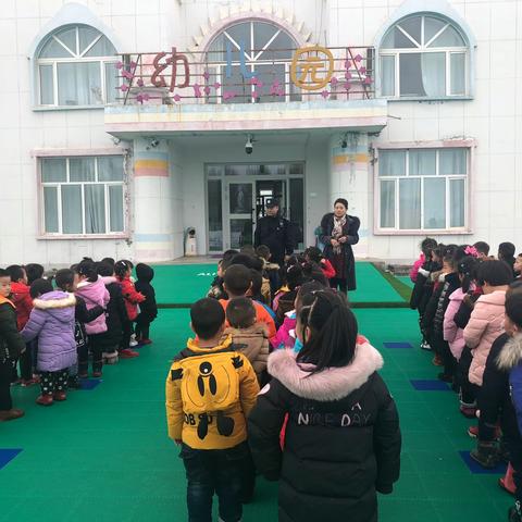 一六三团幼儿园防震逃生演练