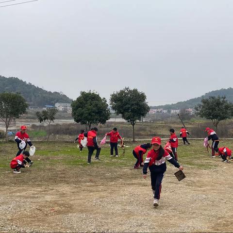 “奉献月里献爱心，万千雷锋创奇迹；与春风同行，展龙潭风采！”