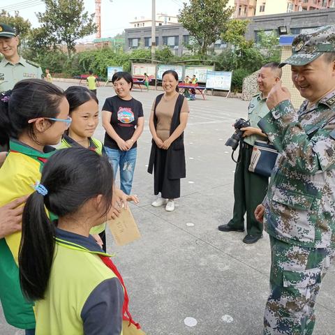 那一身绿装，浸润着花朵的心田——记仁怀市武装部高永鑫政委一行赴仁怀市生界八一爱民小学慰问