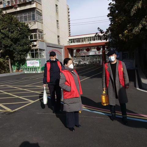 前行不忘耕耘者 诚挚关怀暖人心——平顶山市新华区中心路小学开展春节慰问送温暖活动