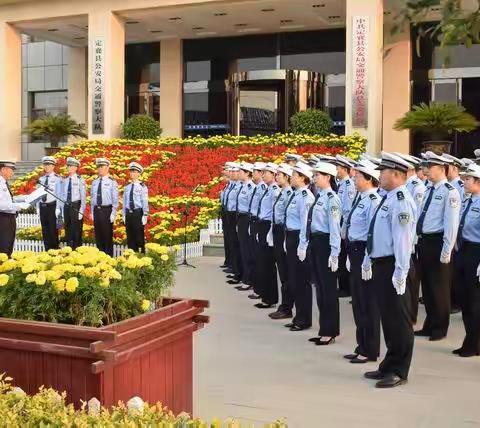 定襄交警大队举行升国旗仪式庆祝新中国成立70周年