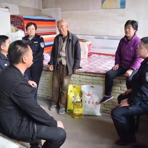 定襄交警大队开展立冬送温暖助贫活动