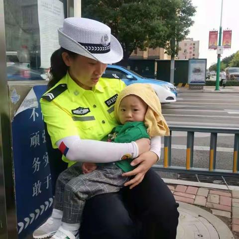 支援忻州创文执勤定襄女交警张丰暖心抱娃获群众点赞