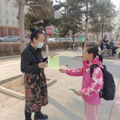 “安全你我行  共创文明城”青少年活动中心小志愿者们积极参与宣传活动