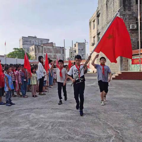 博白县凤山镇竹围村小学开展“童心向党，争做先锋好队员”入队仪式