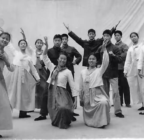 武汉二中文艺宣传队深圳音乐厅联欢会开幕词