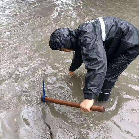 土门街道积极应对强降雨 第一时间清理道路积水