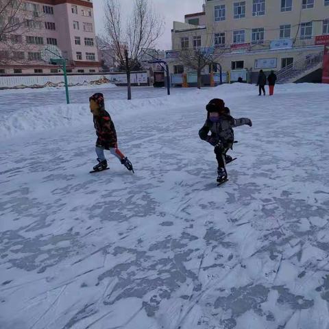 “冬趣嘻雪 助力十四冬”呼伦贝尔市伊敏小学一年五班开展“小手拉大手”亲子冰雪游戏活动