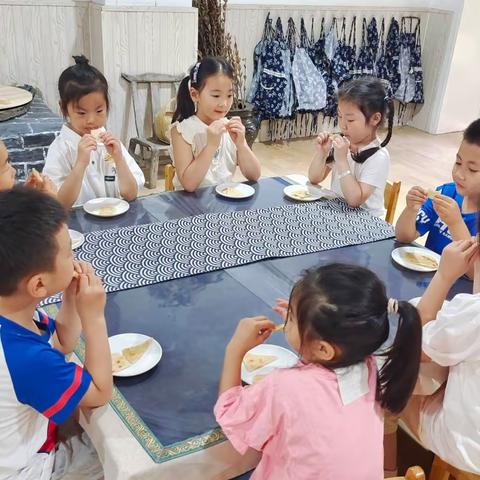 “食”光美味，“育”见美好——求实幼儿园大二班“美味煎饼DIY”活动