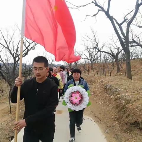 汉儿庄乡中学清明祭扫抗日无名烈士墓