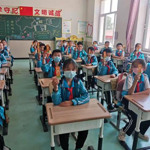 图书馆看书 打扫 上课 阅读