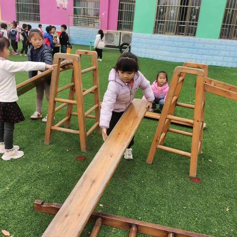 人和街道中心幼儿园——户外攀爬区观察记录大五班