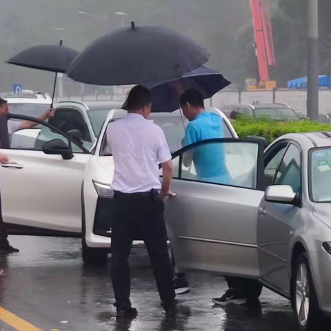 酷暑/暴雨中，龙岗区保安服务有限公司队员守护高考学子入考场