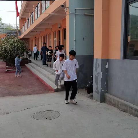 都里镇南阳城中心小学进行防汛应急疏散演练