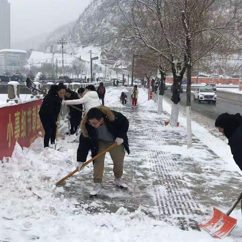 党员干部齐上阵，铲冰除雪暖人心