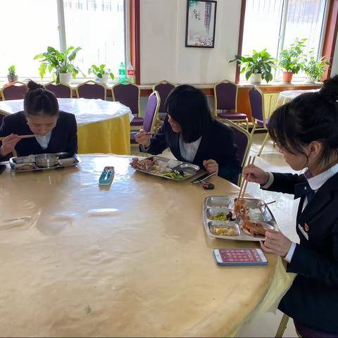 丹东分行永昌支行工会暖心加餐激发员工干劲