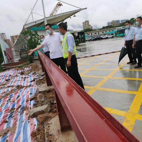 深巴二分公司党委书记、总经理苑新华赴李朗车队督导强降雨防御工作