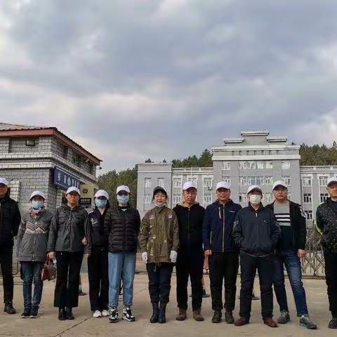 楼墙着本色  小区露初颜