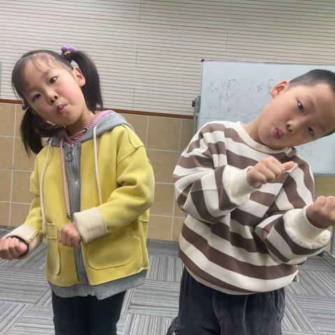 朗艺小主持2023.4.15号活动中心基础班课堂小结1.口部操2.回课《元日》3.学习《春夜喜雨》