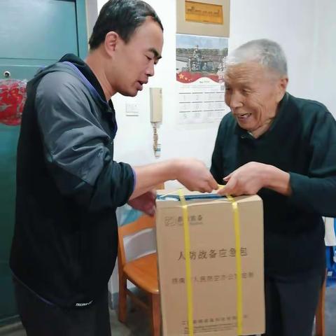 【善行智远】智远街道退役军人服务站为抗美援朝出国作战老战士发放人防战备应急包