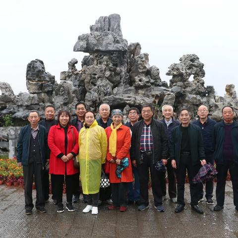 医院关爱老龄员工   重阳游览百泉湖景