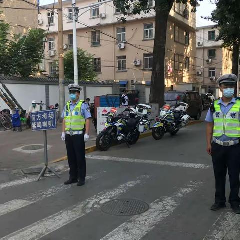 🚥|学子赶考路，交警送温情。