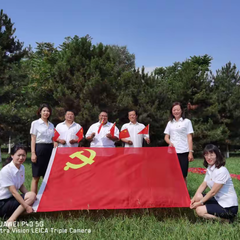 弘扬功勋模范，共庆百年华诞                     松山区支行七一主题党日活动