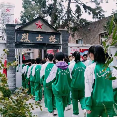 祭英魂·承遗志·谱新篇——民大附中雄安校区初中部师生祭扫容城烈士塔