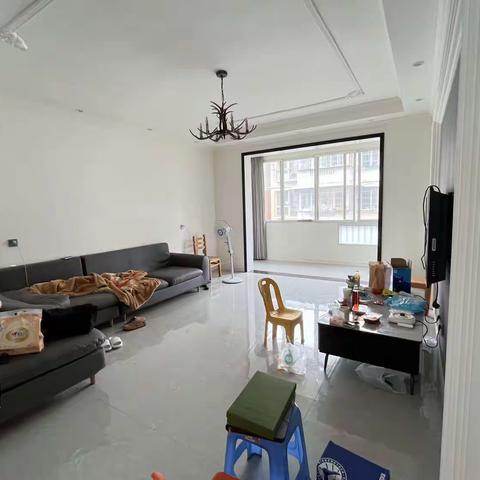 出租。春熙广场旁，金辰花园3房，1300/月，5楼，全齐。热线63023