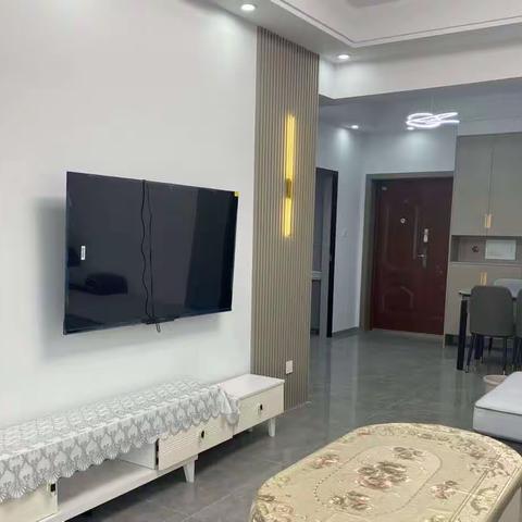 出租：威尼斯 套三单卫 空调2台 18000元/年 年付 。热线63023