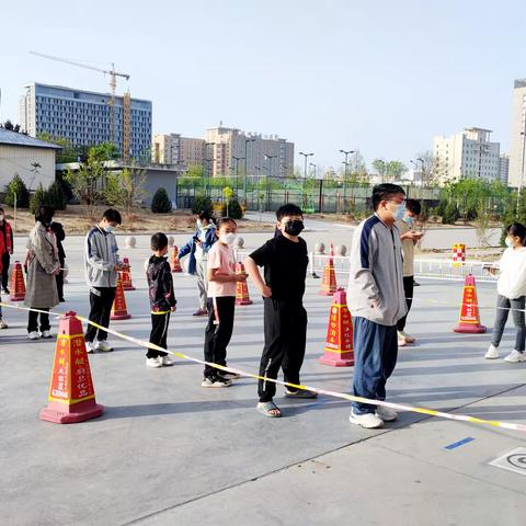 春暖花开 为爱护航丨地标广场小区师生开展核酸检测