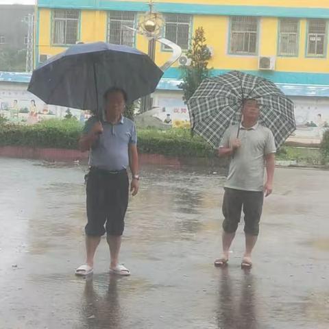 学校党支部书记、校长陈旭同志冒雨进行校园安全检查