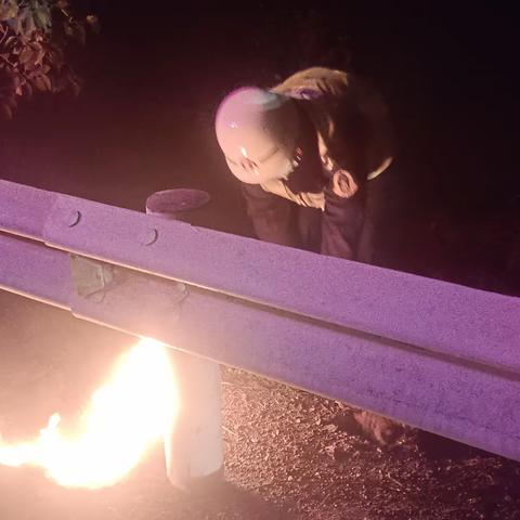 辖区高速公路边坡着火 路产队员及时扑灭
