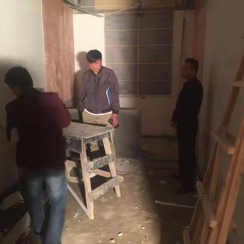 崔同利局长深夜到施工现场指导执法管理中心建设