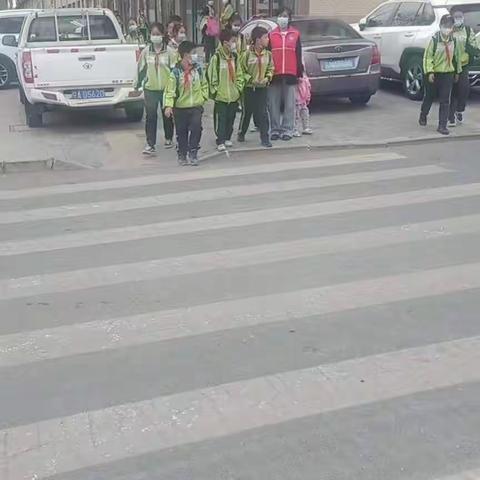 爱心家长护学岗，传递你我正能量——灵武七小四八班家长护学岗在行动