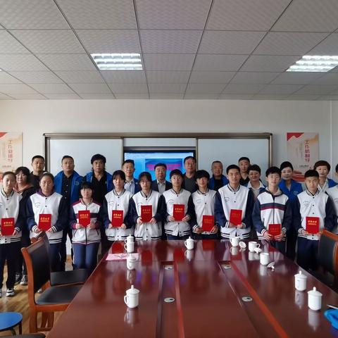 精英会为大信中学学生志愿者颁发荣誉证书