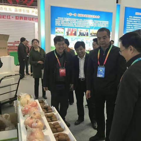 西安市副市长杨广亭检查第二十四届杨凌农高会西安展团参展布置工作。