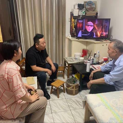 东关南街街道办事处副主任郭江走访慰问老党员